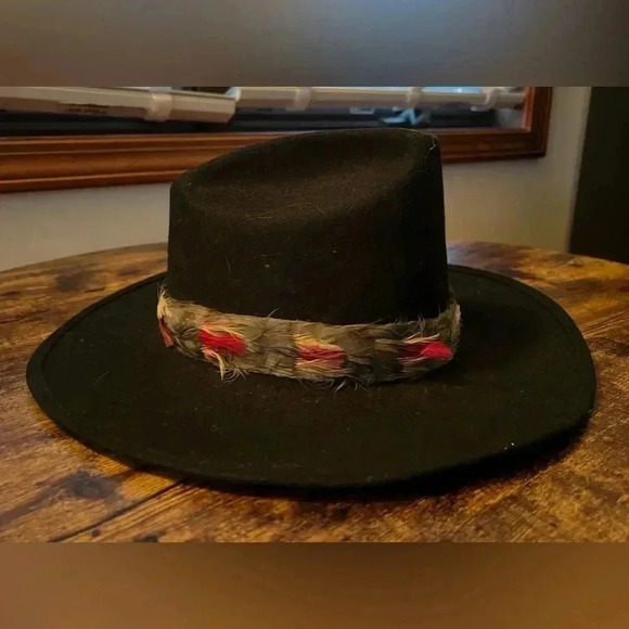 Unisex wool hat with natural feather band. 100% black wool. Size: M. - Picture 16 of 16